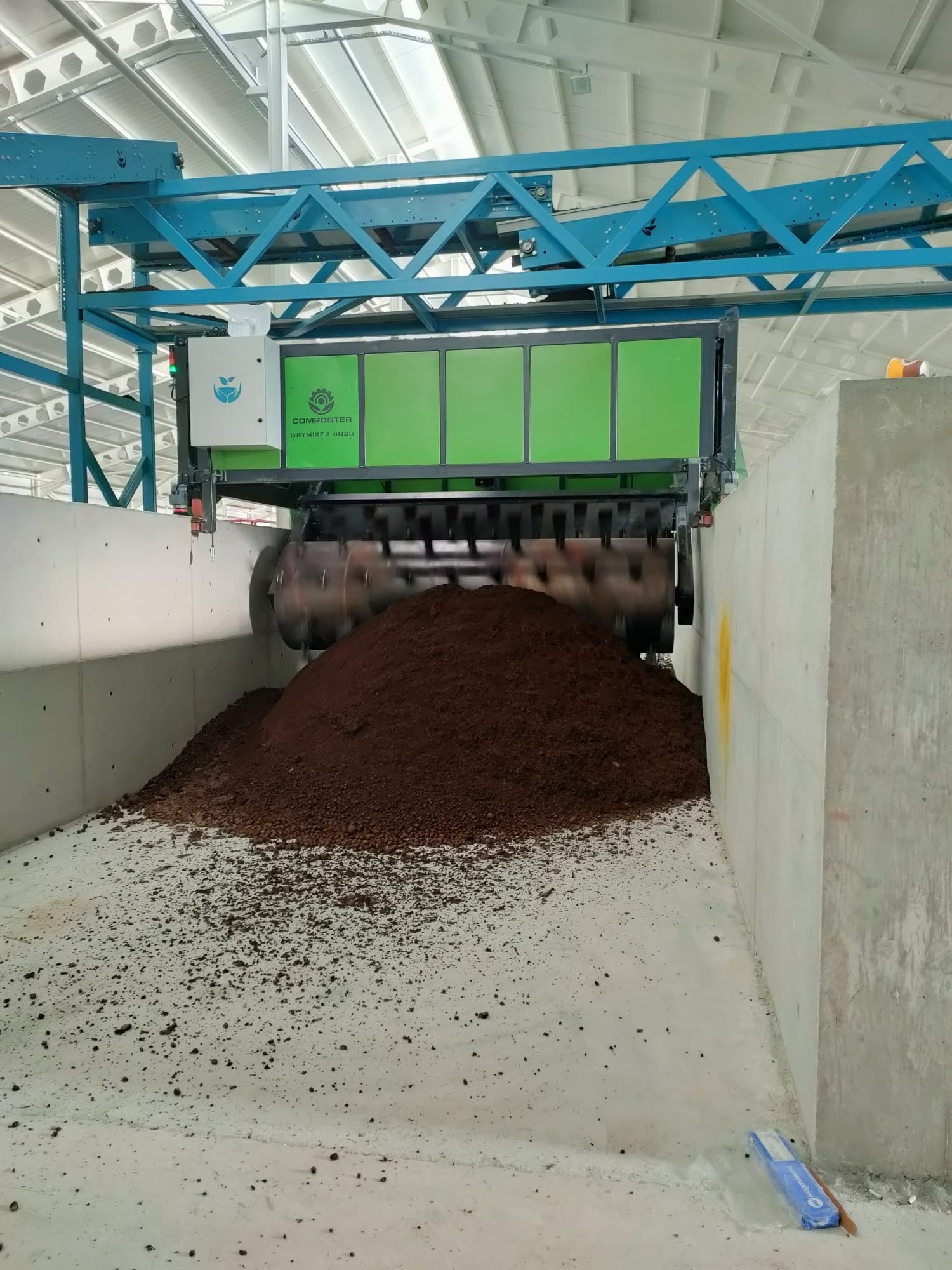 Composter yığın yataklı kompost makinesi çalışması organik gübre fabrikası üretim hattı