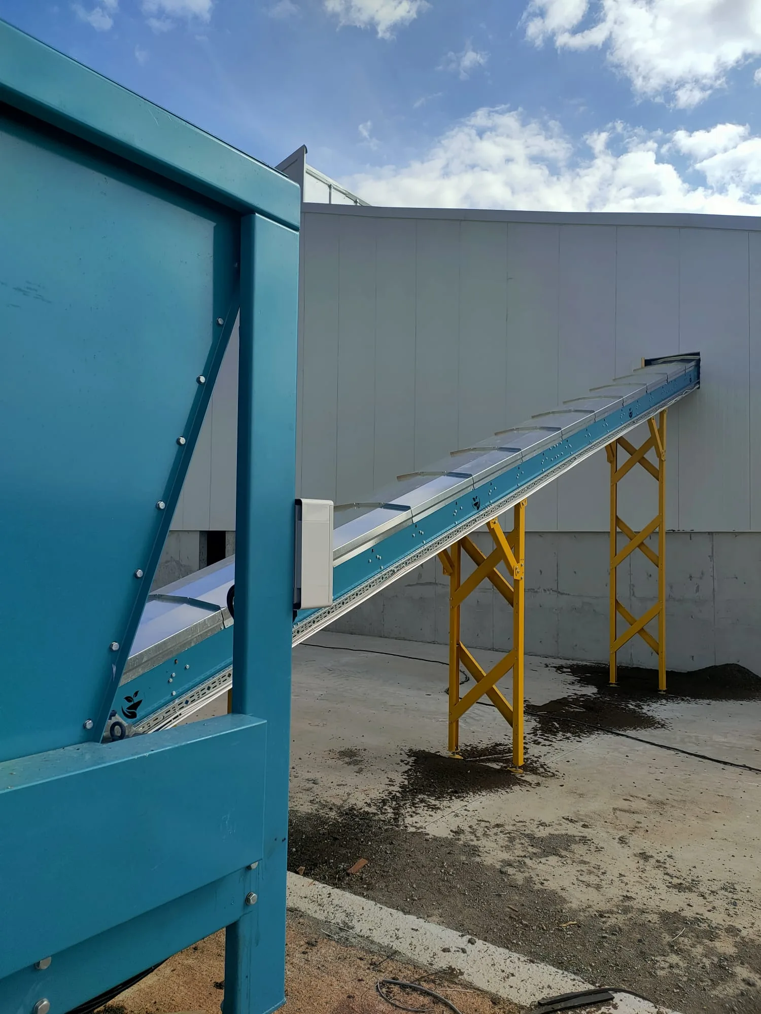 Composter organik gübre fabrikası projesi Hammadde besleme bunker ve konveyörü